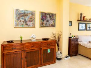 1 dormitorio con tocador de madera junto a la cama en Apartment Mirador de Llandels II by Interhome, en Peñíscola 11 fotos más