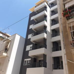 un condominio con balconi e cielo azzurro di Elvita Apartments 4 ad Atene