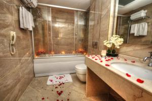 A bathroom at Golden Deluxe Hotel