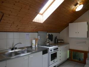 Köök või kööginurk majutusasutuses Chalet Sosto by Interhome