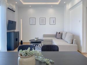 - un salon avec un canapé et une table dans l'établissement Phaedrus Living: Nicosia Downtown Flat 704, à Nicosie