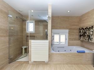 Koupelna v ubytování Villa Finca Villa Roig by Interhome
