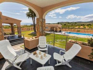 Bazén v ubytování Villa Finca Villa Roig by Interhome nebo v jeho okolí