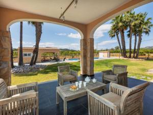 Bazén v ubytování Villa Finca Villa Roig by Interhome nebo v jeho okolí