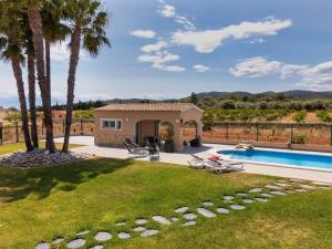 Bazén v ubytování Villa Finca Villa Roig by Interhome nebo v jeho okolí