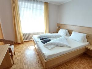 1 dormitorio con 2 camas y ventana grande en Apartment Kornblume by Interhome en Velden am Wörthersee