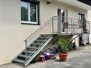 eine Metalltreppe neben einem Haus mit Spielzeug in der Unterkunft Apartment Kornblume by Interhome in Velden am Wörthersee