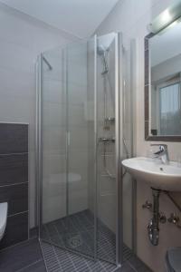 y baño con ducha y lavamanos. en Apartment Kornblume by Interhome en Velden am Wörthersee