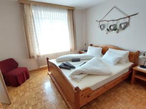 een slaapkamer met 2 bedden en een raam bij Apartment Kornblume by Interhome in Velden am Wörthersee