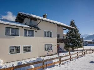 フューゲンにあるHoliday Home Apart Anneliese by Interhomeの雪の家