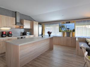 フューゲンにあるHoliday Home Apart Anneliese by Interhomeの島の真ん中にあるキッチン