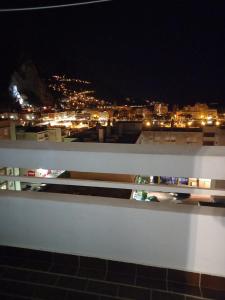 - une vue sur la ville la nuit depuis un bâtiment dans l'établissement Apartment SUNSET, à Omiš