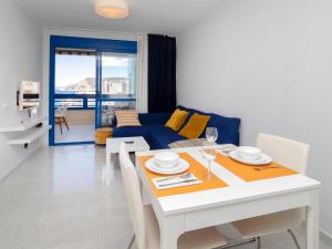 uma sala de jantar e sala de estar com mesa e cadeiras em Apartment Turquesa Beach-6 by Interhome em Calpe