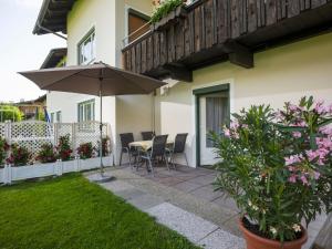 Un jardín fuera de Holiday Home Apart Anneliese by Interhome