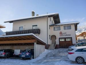 フューゲンにあるHoliday Home Apart Anneliese by Interhomeの建物の前に車が駐車されている +39枚の写真