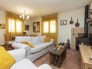 ein Wohnzimmer mit einem weißen Sofa und einem Tisch in der Unterkunft Holiday Home Ca La Lou by Interhome in Sils