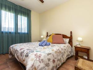 1 dormitorio con cama y ventana en Holiday Home Ca La Lou by Interhome, en Sils