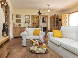 un soggiorno con 2 divani bianchi e un tavolo di Holiday Home Ca La Lou by Interhome a Sils