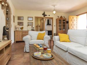 ein Wohnzimmer mit 2 weißen Sofas und einem Tisch in der Unterkunft Holiday Home Ca La Lou by Interhome in Sils
