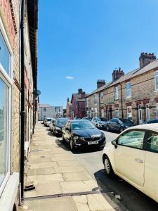 een rij geparkeerde auto's geparkeerd in een stadsstraat bij 18 Horner Street in York