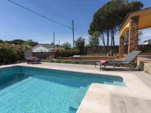 Bazén v ubytování Holiday Home Ca La Lou by Interhome nebo v jeho okolí