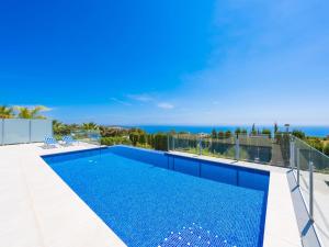 uma piscina no telhado de uma casa com o oceano em Villa Lirios View by Interhome em Benitachell