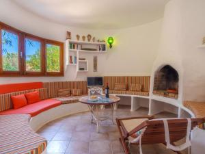 uma sala de estar com um sofá e uma mesa em Holiday Home Pitiusa by Interhome em Es Pujols