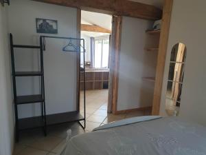 um quarto com uma cama e um quarto com uma janela em Canal du Midi Argeliers Gîte 4 personnes em Argeliers