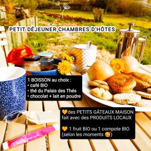 Un volante para un picnic con comida en una mesa en Chambres d'hôtes Microbrasserie & Auberge Ortan, en La Canourgue