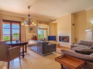 ein Wohnzimmer mit einem Sofa und einem Tisch in der Unterkunft Villa Sa Coma Caimari by Interhome in Caimari