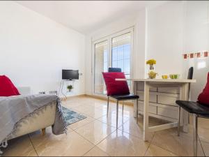 Televízia a/alebo spoločenská miestnosť v ubytovaní Apartment Narcis by Interhome