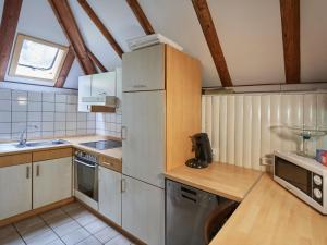 Кухня или мини-кухня в Holiday Home Am Sternberg 18 by Interhome

