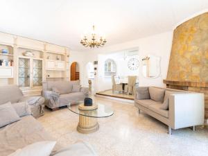 Posedenie v ubytovaní Holiday Home Roanne by Interhome