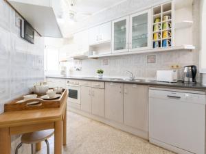 Kuchyňa alebo kuchynka v ubytovaní Holiday Home Roanne by Interhome