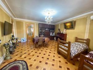 TV in/ali zabaviščno središče v nastanitvi Уютный дом в старом Тбилиси.