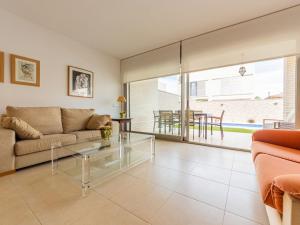 een woonkamer met een bank en een glazen tafel bij Holiday Home Reig by Interhome in Cambrils