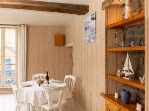 comedor con mesa y sillas blancas en Apartment le Malouin by Interhome en Saint-Malo