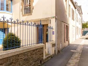 un edificio con una puerta azul en una calle en Apartment le Malouin by Interhome en Saint-Malo