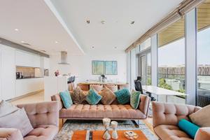 Гостиная зона в Bluewater Island - Bright 2 BR Suite with Dubai Eye View by Livbnb