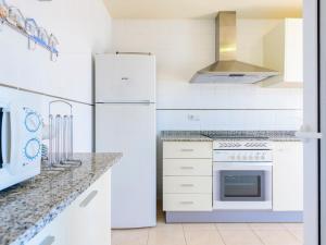 Kuchyň nebo kuchyňský kout v ubytování Apartment La Vina-1 by Interhome
