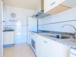 Kuchyň nebo kuchyňský kout v ubytování Apartment La Vina-1 by Interhome