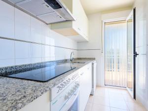 Kuchyň nebo kuchyňský kout v ubytování Apartment La Vina-1 by Interhome