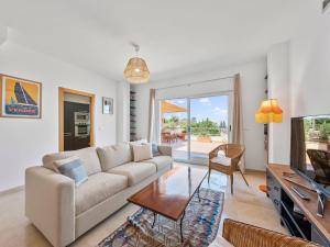 Ruang duduk di Apartment Cima del Mar-9 by Interhome
