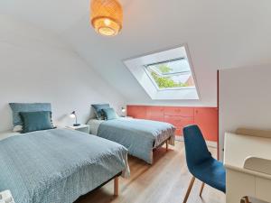 een slaapkamer met 2 bedden en een raam bij Apartment Le laizon 2 by Interhome in Croissanville