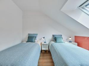 twee bedden naast elkaar in een kamer bij Apartment Le laizon 2 by Interhome in Croissanville