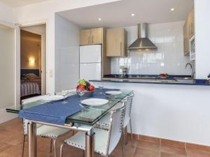 cocina con mesa con sillas y encimera en Apartment Cavall Bernat by Interhome, en Platja d'Aro