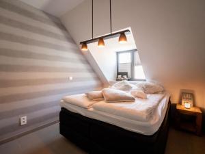 une chambre avec un lit dans un grenier dans l'établissement Apartment Rochusview-be with parking and terrace by Interhome, à Blankenberge