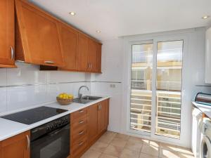 Kuchyňa alebo kuchynka v ubytovaní Apartment Cala Lidia by Interhome