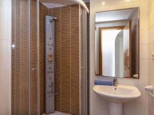 Kúpeľňa v ubytovaní Apartment Cala Lidia by Interhome