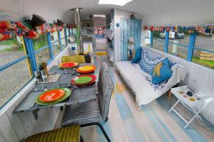 Χώρος καθιστικού στο American School Bus Glamping - Somerset